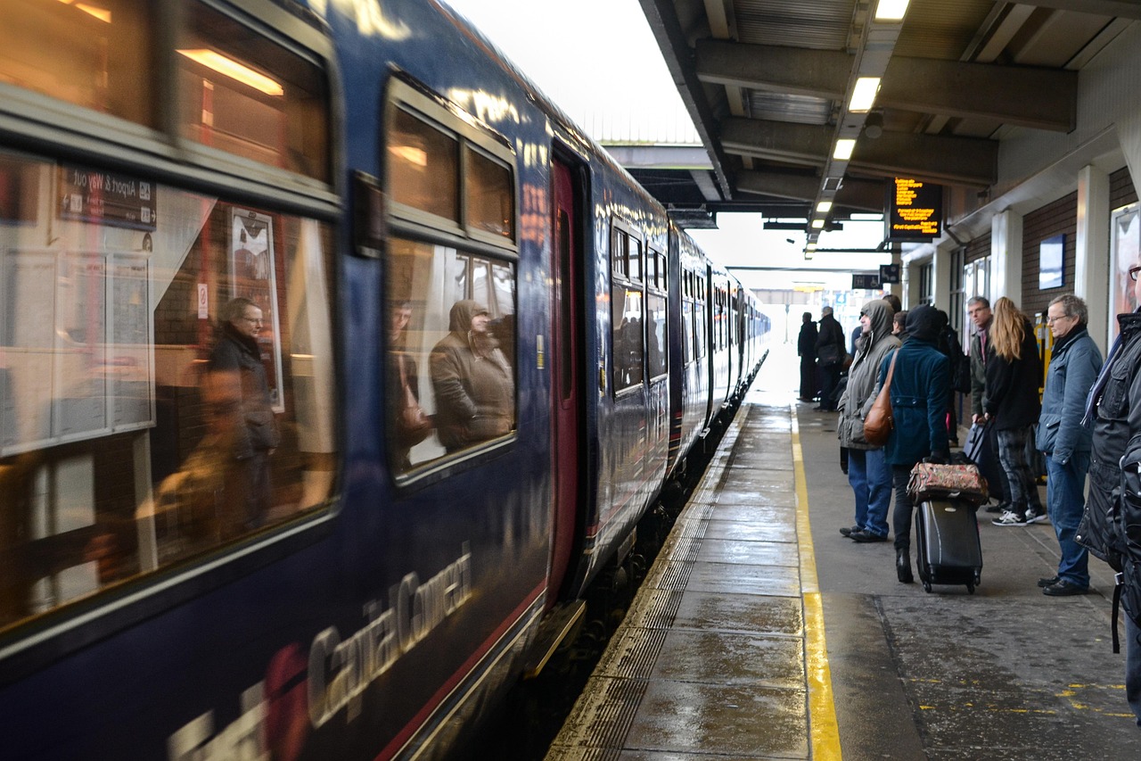 Reporting and addressing cleanliness issues in train station retail areas